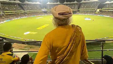 அடடா... சேப்பாக்கில் ரசிகர்களோடு ரசிகராக ஆட்டத்தை ரசித்த இவர் யாரென்று தெரிகிறதா? வைரல் வீடியோ...