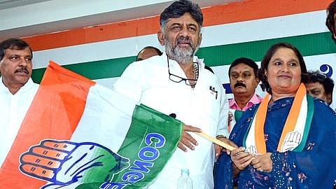 கன்னட நடிகர் சிவராஜ்குமாரின் மனைவி கீதா காங்கிரசில் இணைந்தார்!