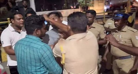 போக்குவரத்தை சீர் செய்யச் சொன்னவரை பூட்ஸ் காலால் உதைத்த போலீஸ் அதிகாரி மாற்றம்!