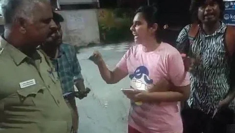 ’மது குடித்துவிட்டு வண்டி ஓட்டினால்தான் தப்பு; தள்ளிக்கொண்டு வந்தால் தப்பில்லை’ போலீஸ்காரரைத் தாக்கிய பெண்!