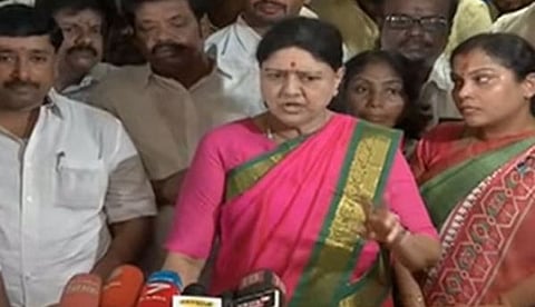 ‘அதிமுக ஒன்றுசேரக் கூடாது என திமுக செயல்படுகிறது’ வி.கே.சசிகலா விமர்சனம்!