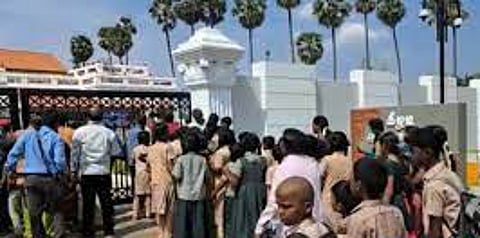 கீழடி அருங்காட்சியகத்துக்கு வந்த நடிகர் சூர்யா-ஜோதிகா: வெயிலில் தகித்த மாணவர்கள்!