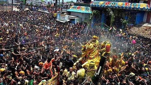 ’கள்ளழகர் மீது வேதிப்பொருள் கலந்த தண்ணீரைப் பீய்ச்சாதீர்’ அழகர்கோவில் இணை கமிஷ்னர் வேண்டுகோள்!