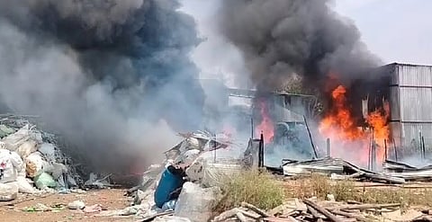 செங்குன்றம் அருகே பிளாஸ்டிக் குடோனில் பயங்கர தீ விபத்து!