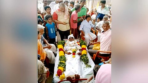 உயிருடன் இருக்கும் பக்தருக்கு இறுதிச் சடங்கு!