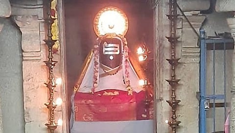 சனி பகவான் சிரசில் சிவலிங்கம்!