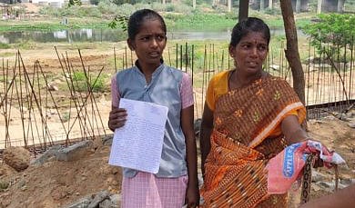 பாம்போடு ஆட்சியர் அலுவலகத்துக்கு வந்த பெண்ணால் பரபரப்பு!