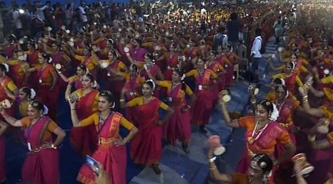 உலக சாதனை படைத்த உடுக்கை இசை பரத நாட்டியம்!