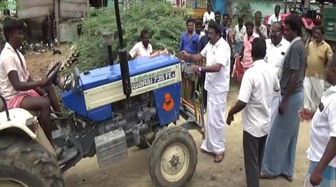 மணல் கடத்தலைத் தடுத்த முன்னாள் அமைச்சர் மீது டிராக்டர் ஏற்ற முயற்சி!