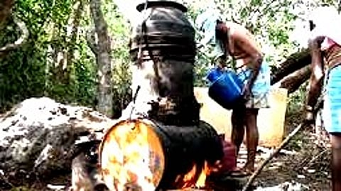 கள்ளச்சாராயம் அருந்தி உயிரிழந்தோர் எண்ணிக்கை 11 ஆக உயர்வு: அதிகாரிகள் 7 பேர் பணியிடை நீக்கம் !