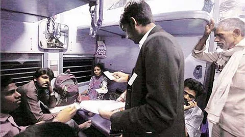 ரயில் டிக்கெட் பரிசோதகர்களுக்கு ஆடை கேமரா!