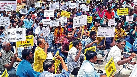 உண்ணாவிரதப் போராட்டத்தில் மயங்கி விழுந்த 15 ஆசிரியர்கள்!