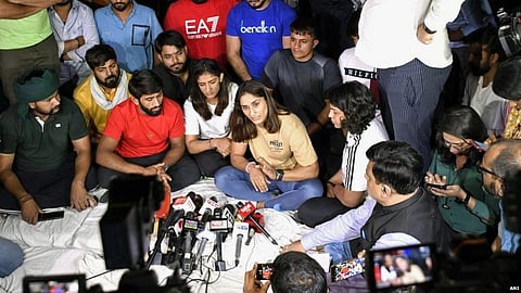 மல்யுத்த வீரர்கள் கங்கையில் பதக்கங்களை வீசுவது நிறுத்தம்:  மத்திய அரசுக்கு 5 நாட்கள் அவகாசம்!