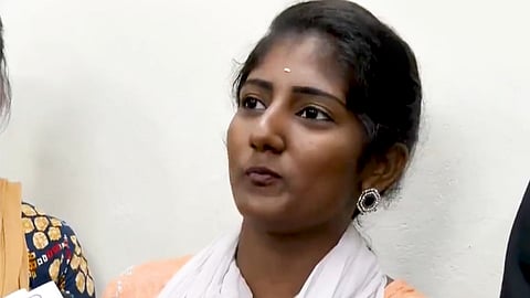 மாநகராட்சி பள்ளிகளில் முதலிடம் பிடித்த மாணவிக்கு உதவித்தொகையுடன் அட்மிஷன் வழங்கிய எத்திராஜ் கல்லூரி!