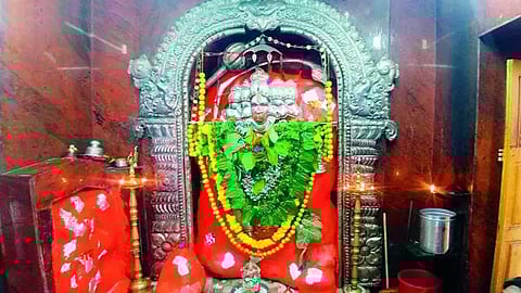 பத்து கரங்களுடன் காட்சி தரும் அனுமன்!