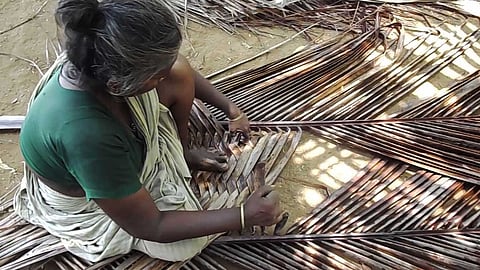 வெப்பம் தணிக்கும் தென்னங்கீற்று மட்டைகளுக்கு மவுசு!