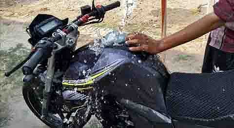 போதையில் பைக்கை மாற்றி எடுத்து வந்ததற்கு கொடுக்கப்பட்ட வித்தியாசமான தண்டணை!