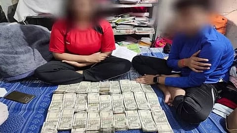 500 ரூபாய் நோட்டு கட்டுகளுடன் குடும்பத்துடன் செல்ஃபி எடுத்துக்கொண்ட போலீஸ் அதிகாரிக்கு சிக்கல்!