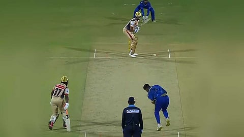 சொதப்பிய பௌலர்! ஒரு பந்தில் 18 ரன்கள் அடித்த அதிசய வீடியோ!