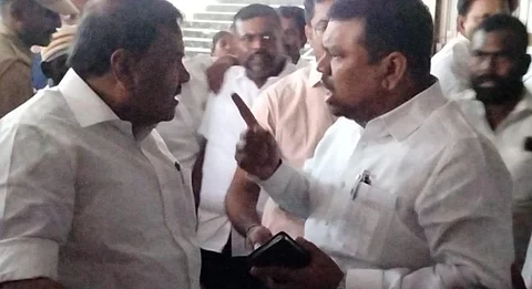அரசு நிகழ்ச்சியில் அமைச்சருக்கும் எம்பிக்கும் இடையே ஏற்பட்ட தள்ளுமுள்ளுவில் கீழே தள்ளிவிடப்பட்ட மாவட்ட கலெக்டர்!