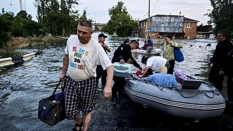 டினிப்ரோ அணையிலிருந்து  தண்ணீர் வெளியேறியதால் 24 கிராமங்கள் பாதிப்பு: உயிரியல் பூங்கா வெள்ளத்தில் மூழ்கியது !