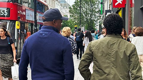 இரண்டு வெவ்வேறு நாட்டைச் சேர்ந்த ஜாம்பவான்கள் லண்டன் தெருவில் வாக்கிங்! யார் தெரியுமா?