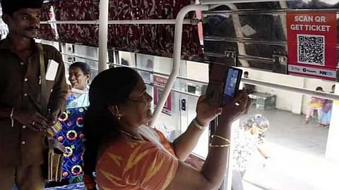 கியூஆர்  கோடு மூலம் பயணச்சீட்டு... கோவை தனியார் பேருந்தில் அறிமுகம்.