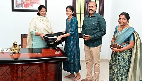 பொறியியல் தரவரிசைப் பட்டியல் முதல் மாணவியைப் பாராட்டிய கனிமொழி எம்பி!