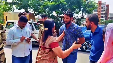 மகாராஷ்டிரத்தில் அரசு அதிகாரியை கன்னத்தில் அறைந்த பெண் எம்.எல்.ஏ!