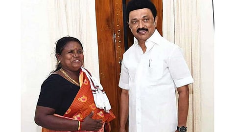 முதல்வருடன் புகைப்படம் எடுத்த மூதாட்டியின் நெகிழ்ச்சி...