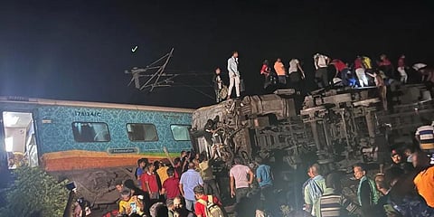 கோரமண்டல் ரயில் விபத்து மீட்புக்காக ராணுவம் விரைந்தது: பயணிகளை மீட்க சிறப்பு ரயில்கள்!