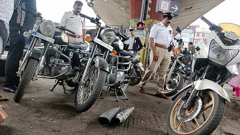 அதிக ஒலி எழுப்பும் சைலன்சர் பொருத்தினால்... போக்குவரத்துக் காவலர்கள் எச்சரிக்கை.