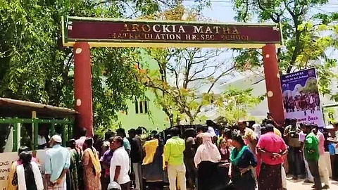 சாமியானா பந்தல் சரிந்து விழுந்து முப்பது மாணவ மாணவிகள் காயம் – திருச்சிப் பள்ளியில் பரபரப்பு.