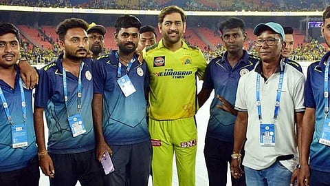 தடுத்த பாதுகாவலர்கள்... அருகில் அழைத்த தோனி! குவியும் பாராட்டுக்கள்!