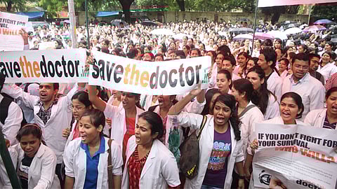 மூன்று தமிழக மருத்துவ கல்லூரிகளின் அங்கீகாரம் ரத்து: கேள்விக்குறியாகும் 700 மருத்துவ மாணவர்களின் வாழ்க்கை!