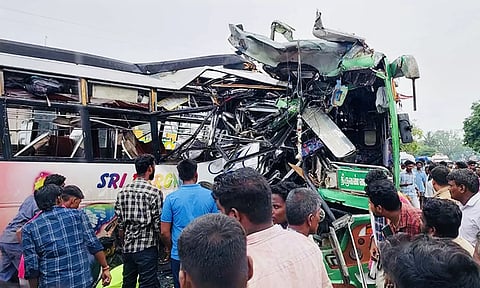 கடலூர் - பண்ருட்டியில் தனியார் பஸ்கள் நேருக்கு நேர் மோதல்:3 பேர் சம்பவ இடத்திலேயே பலி!