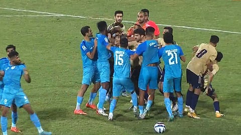 இந்தியா vs குவைத் கால்பந்து போட்டி... மைதானத்திலேயே இரு அணி வீரர்கள் மோதல்!