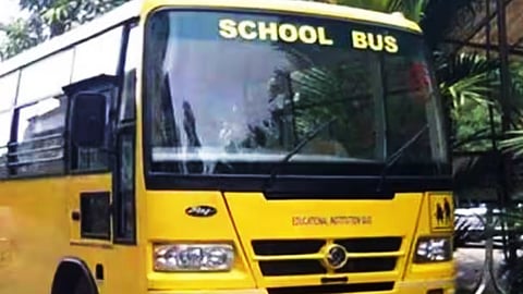 பள்ளி மாணவர்களை ஏற்றி வரும் வாகனங்கள் விதிமுறைகளை மீறினால் அபராதம் - தமிழ்நாடு, புதுவை அரசு உத்தரவு!