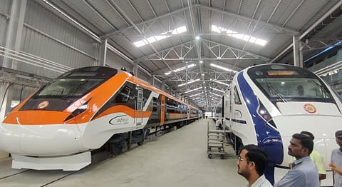 காவிக்கு மாறும் வந்தே பாரத் ரயிலின் நிறம்!