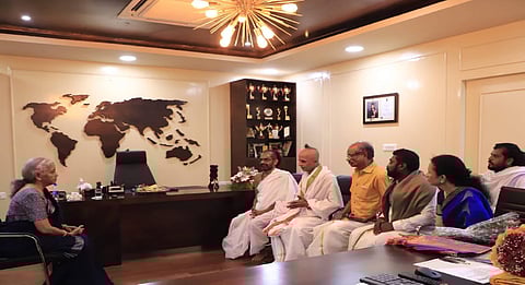 மத்திய அமைச்சர் நிர்மலா சீதாராமனுடன் சிதம்பரம் கோயில் தீட்சிதர்கள் சந்திப்பு!