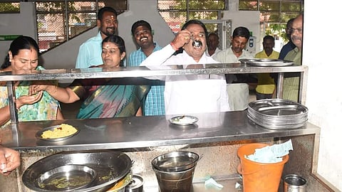 அம்மா உணவகத்தில் தி.மு.க மேயர் ஆய்வு!