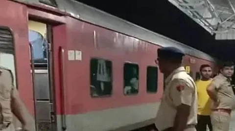 ஓடும் ரயிலில் துப்பாக்கிச் சூடு; 4 பேர் பலி!
