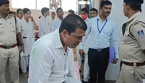 காவலர்களைக் கண்டதும் லஞ்சப் பணத்தை மென்று விழுங்கிய அதிகாரி!