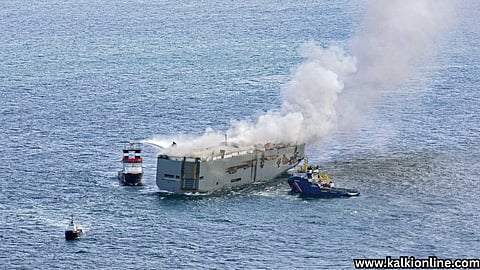 சரக்கு கப்பலில் தீ, 3000 கார்கள் எரிந்து நாசம்.