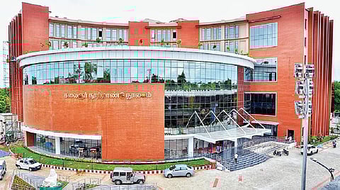 கலைஞர் நூற்றாண்டு நூலகத்துக்கு சுமார் ஐயாயிரம் புத்தகங்களை வழங்கிய நீதிபதி சந்துரு!