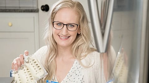 3.5 இலட்சம் அவுன்ஸ் தாய்ப்பால் தானம் செய்து உலக சாதனைப்படைத்த பெண்!