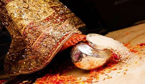 புது மணப்பெண் புகுந்த வீட்டில் வலது காலை வைத்துச் செல்வதன் காரணம் தெரியுமா?