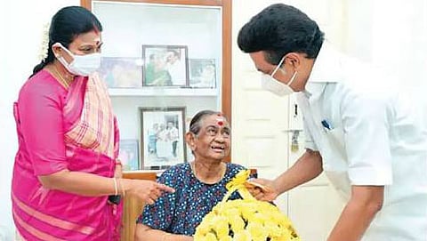 கலைஞர் கருணாநிதியின் மனைவி தயாளு அம்மாள் மருத்துவமனையில் அனுமதி!