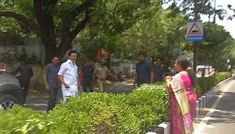 காரை நிறுத்தி நலம் விசாரித்த முதலமைச்சர்; நெகிழ்ச்சியில் சி.ஆர்.சரஸ்வதி!