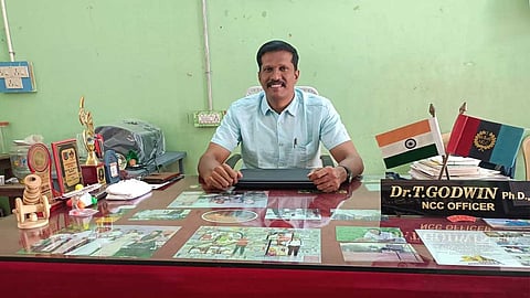 பள்ளிக்கூட கிரவுண்டின் மண் புழுதிக்கூட இவர் பெயரைத்தான் சொல்லுமாம்!